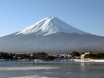 河口湖から富士山を望む