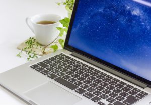 ノートパソコンとハーブティ