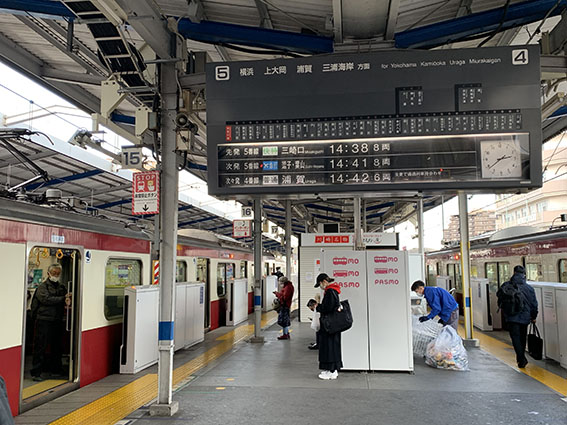 京急川崎駅「フラップ式列車発車案内表示装置」（通称：「パタパタ」発車案内装置）