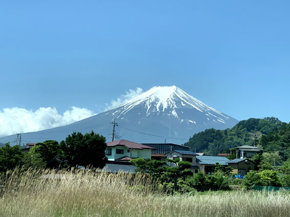 富士急行線から見た富士山の景観