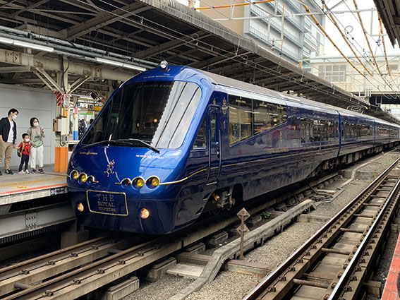 横浜駅停車中のRoyal Express